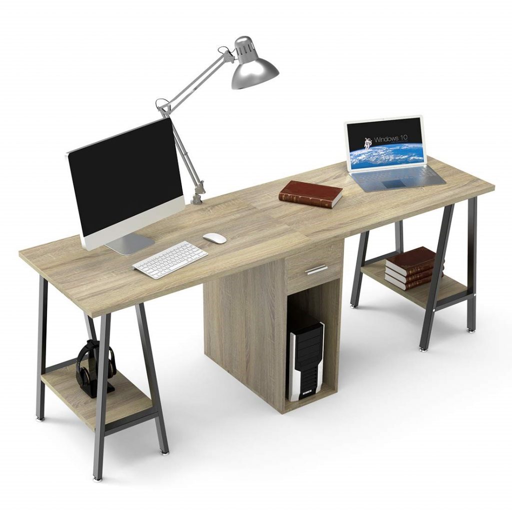 Chân bàn được thiết kế làm kệ sách giúp tiết kiệm diện tích.