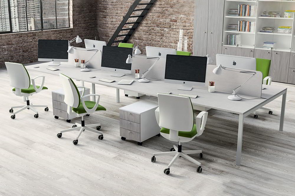 Sắp xếp bàn ghế văn phòng đối diện nhau giúp không gian thoáng hơn