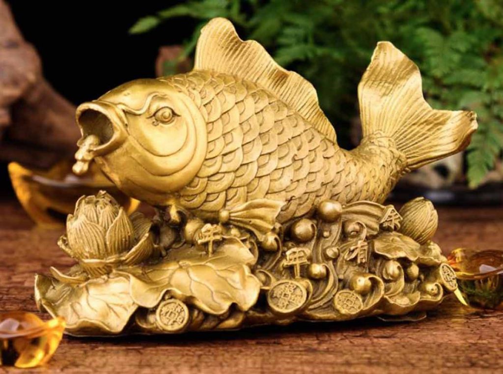 Tượng cá chép vàng là một món đồ phong thủy đem lại nhiều may mắn được sự yêu thích của rất nhiều người.