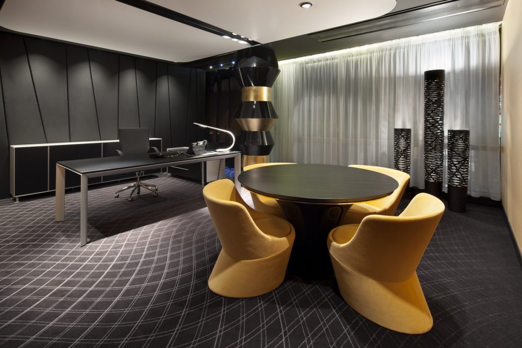 Với thiết kế bàn tiếp khách tròn này, bộ bàn ghế trở thành điểm nhấn cho căn phòng.