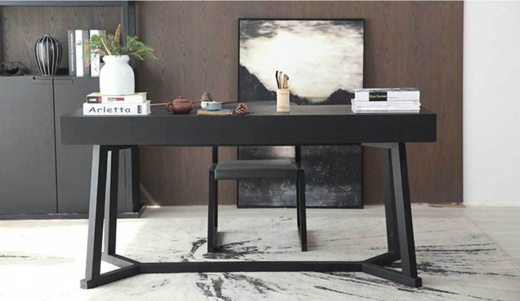 Bạn nên chọn bàn làm việc màu đen có thiết kế mềm mại.
