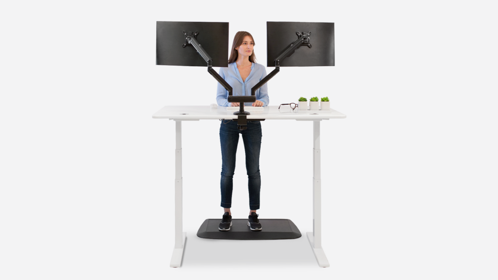 Sử dụng đế đệm chân tạo thoải mái khi sử dụng bàn làm việc đứng.
